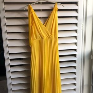 Size 4 yellow bow tied pleated maxi